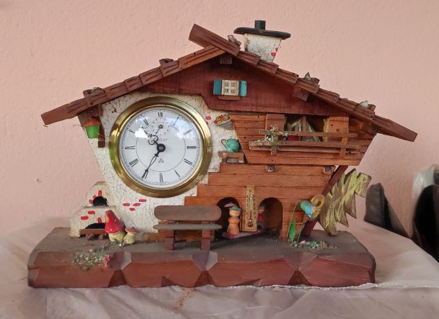 Vecchie casette in legno con orologio
