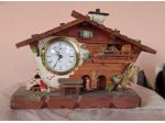 Vecchie casette in legno con orologio