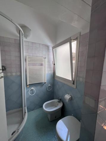 Ampia mansarda composta da un unico vano con 5 finestre, angolo cottura, bagno, il tutto in buone condizioni. Il monolocale si apprezza per il silenzi - Foto 14