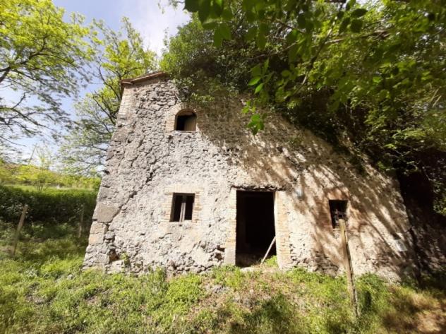Orvieto - Vendesi rudere da recuperare con ampliamento e terreno nelle campagne del circondario di Orvieto