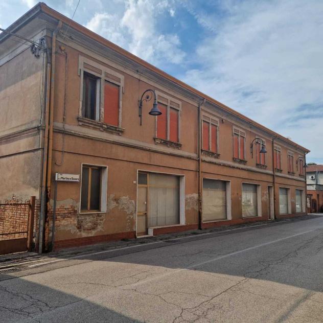 Oltre 3 vetrine in vendita a Crespino