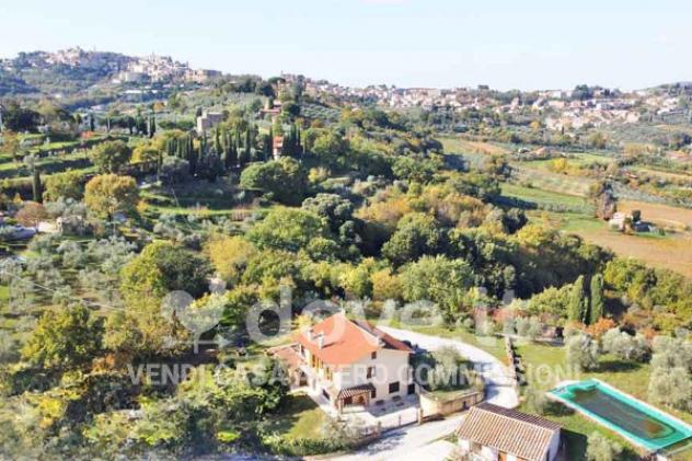 Rustico / Casale di 1050 m² con più di 5 locali e posto auto in vendita a Montepulciano