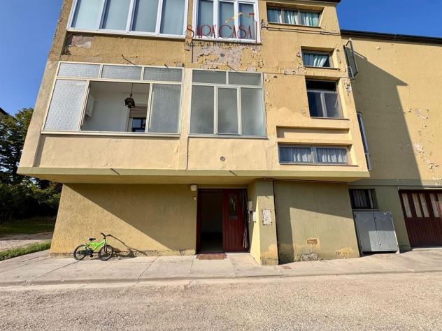 Appartamento con due camere da letto, corte e servizi annessi - Foto 17
