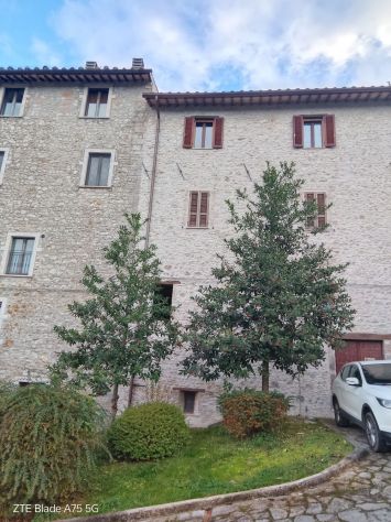 TRILOCALE IN PIETRA DA RISTRUTTURARE DENTRO, VICINO ALLA CASCATA DELLE MARMORE