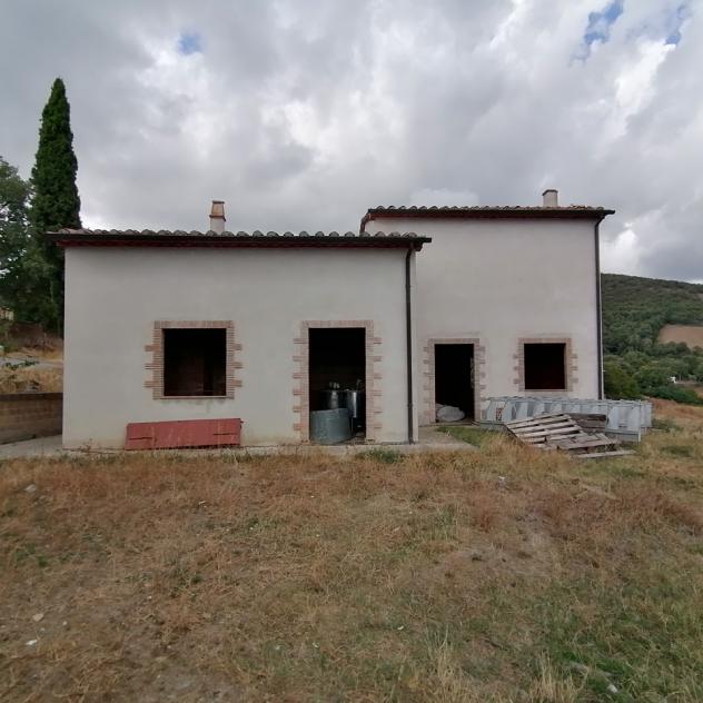 Nella Frazione dell'Elmo nel comune di Sorano, dove sono presenti i servizi di prima necessità, a 10 km da Sorano e relative terme, 11 km da Pitiglian