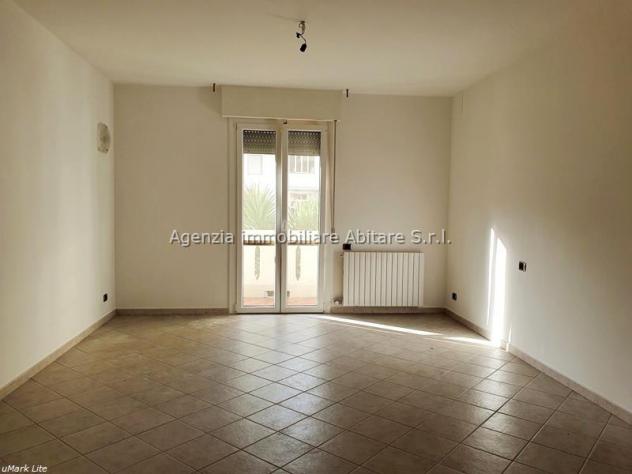 MASSA, loc. Quercioli, vendesi appartamento al piano rialzato completamente ristrutturato: sala, cucina abitabile, disimpegno, 3 camere, 2 bagni e n.