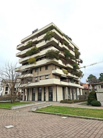 3 locali con box e cantina