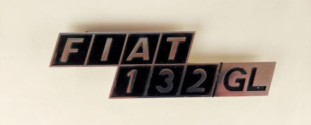 Fregio scritta Fiat 132GL in metallo da montare come nuovo