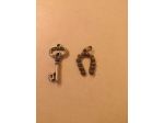 pendenti (2 pz) in argento, 1 chiave cm. 3 e 1 ferro di cavallo cm. 2, anni '80