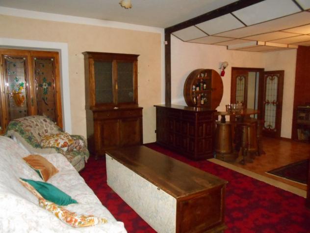 Spaziosa casa con due box auto e magazzino disposta su 2 piani oltre a sottotetto (non abitabile). Il Piano terra è composto da una taverna, uno spazi - Foto 19