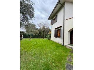 Villa in affitto a Forte dei Marmi 130 mq  Rif: 1302387