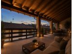 Da rustico a casa da sogno: terrazzo coperto, travi a vista e mansarda