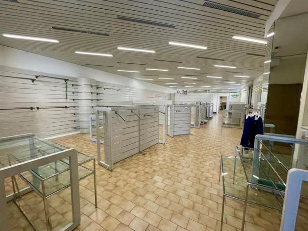 ottimo grande negozio con vetrine, magazzino, uffici - accesso carraio riservato - Foto 5