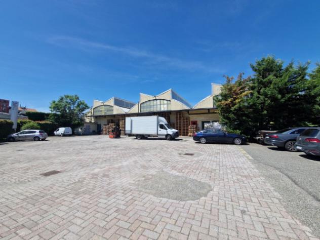 Immobile di 3650 m² con più di 5 locali in vendita a Baranzate