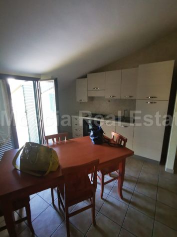 MOCCIA TRILOCALE ARREDATO MANSARDATO CON POSTO AUTO COPERTO (DEP) - Foto 3