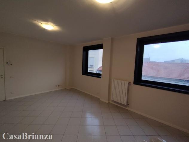 Lissone, bilocale parzialmente arredato, posto auto interno. - Foto 6