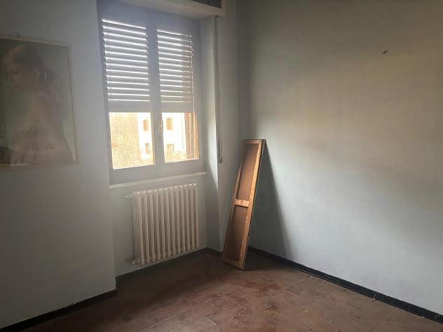 VILLA SINGOLA CON DUE APPARTAMENTI DA PARZIALMENTE RISTRUTTURARE - Foto 11
