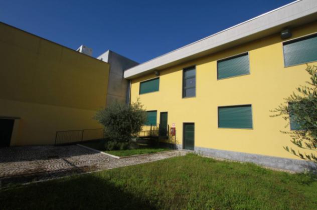 Immobile di 813 m² con 1 locale in affitto a Pero