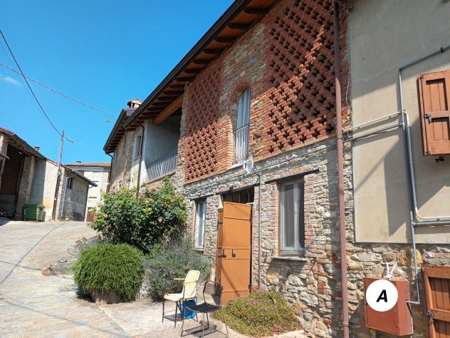 casale con cortile panoramico in antico borgo