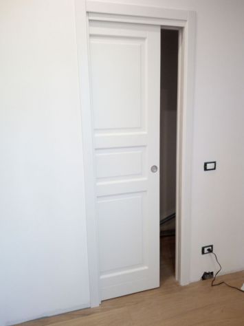 PORTE BIANCHE LACCATE CON CASSA E COPRIFILI IN LEGNO - Foto 6
