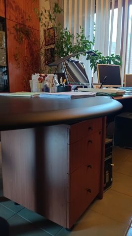 Vendo Scrivania direzionale Styloffice con cassettiera, sedie e mobile basso. - Foto 8
