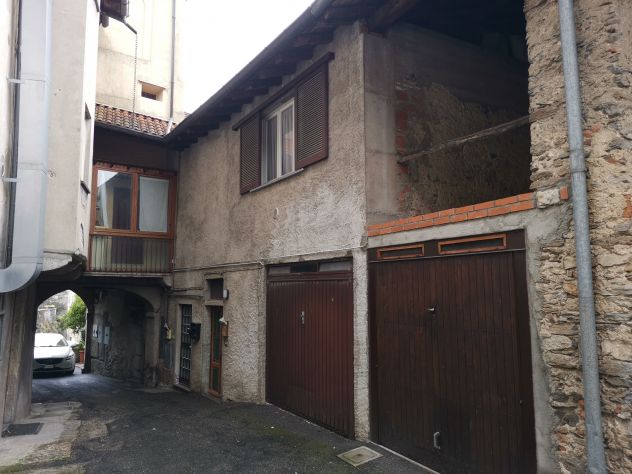 Azzio - ampia porzione di casa con box - Foto 2
