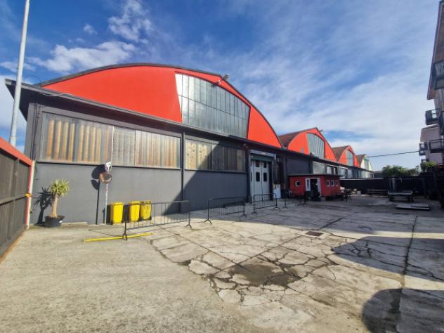 Immobile di 2700 m² con più di 5 locali in vendita a Pero
