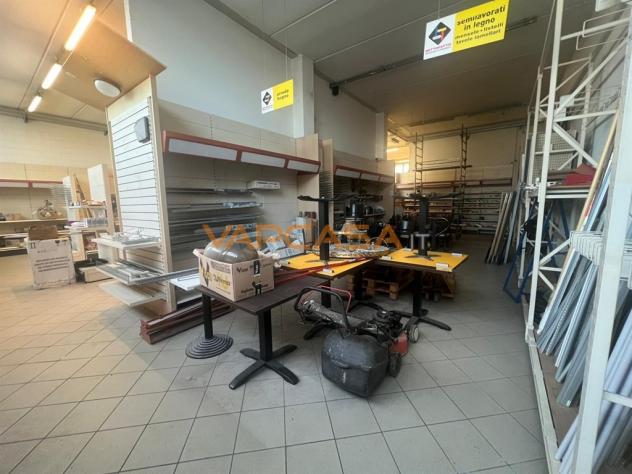 IN LOCAZIONE: Ampio Locale Open-Space con Area Esterna Coperta e Piazzale - Foto 14