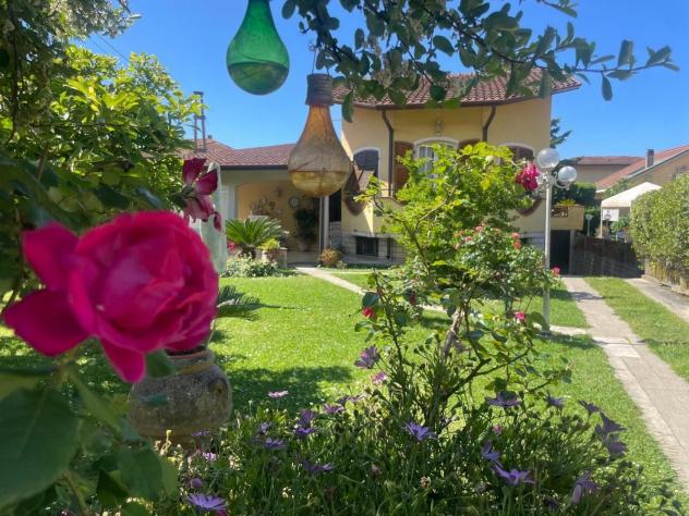 casa indipendente in vendita a Carrara in zona Fossone