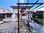CAPOTESTA VILLA A SCHIERA CON GIARDINO