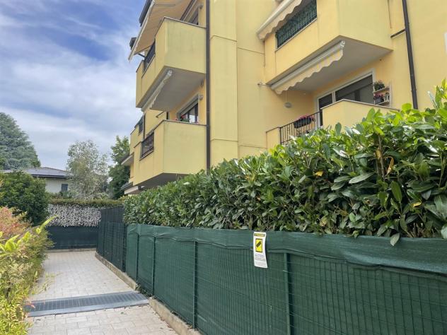 Lesmo ampio monolocale arredato con giardino ideale come investimento - Foto 10