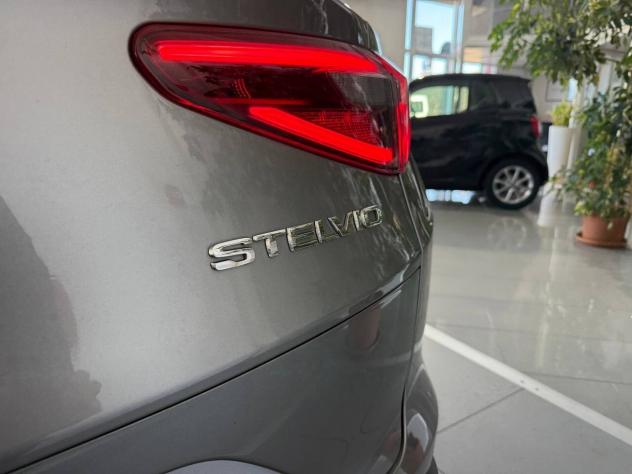 Alfa Romeo Stelvio 2.2 Turbodiesel 210 CV AT8 Q4 Executive - Foto 9