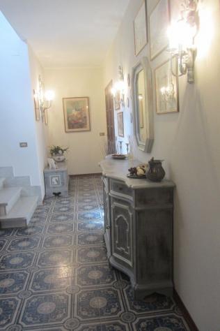 Villa di mq 350 .
Composta da due abitazioni che si vendono in blocco
Nel verde e ben esposta al sole
Poco distante dal centro - Foto 19