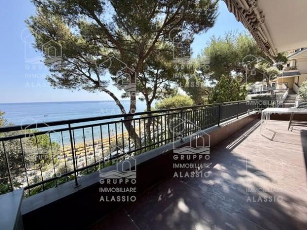 LAIGUEGLIA: SPLENDIDA SOLUZIONE FRONTE MARE CON BOX AUTO - Foto 2