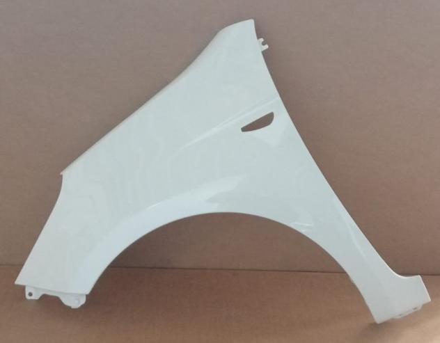 PARAFANGO ANT.S. BIANCO C/FORO FRECCIA 999-U1294737 Carrozzeria  Lamierati esterni  Fiancate  Parafango ant. HYUNDAI - i 20 - 01-01-2009 - 01-05-2012