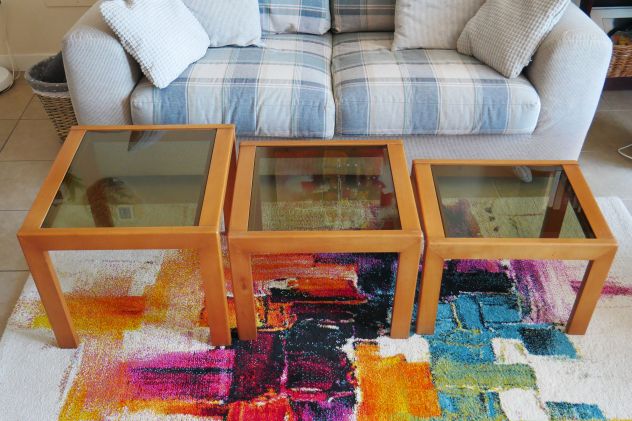 Vendo set di tre tavolini in legno e vetro - Foto 4