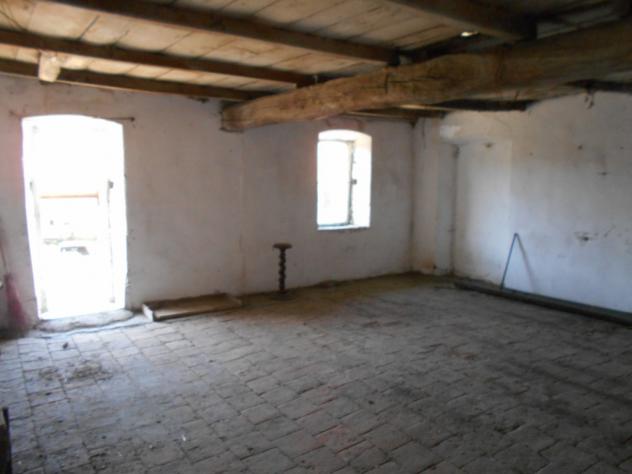 In zona centrale, ex cascinale composta da abitazione al piano terra: cucinino, tinello, tre vani e bagno; sempre al piano terra magazzino e box auto. - Foto 20