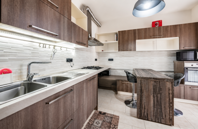 Cucina completa usata con penisola e tavolo traslante