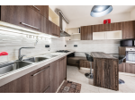 Cucina completa usata con penisola e tavolo traslante