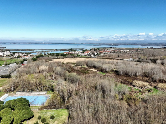 Vasta area edificabile, prospiciente al mare, in famosa località balneare