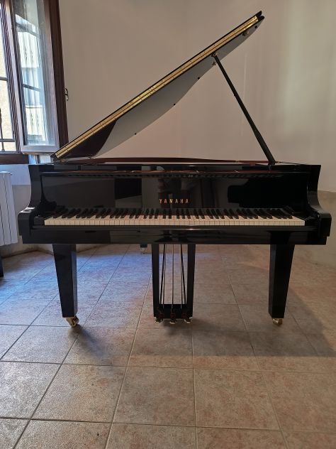Pianoforte Yamaha C3 X ex demo con trasporto e panca inclusi