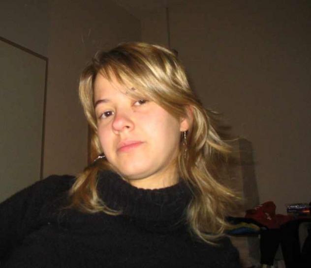 Donna di Matera, 27 anni.  Fisico Normale Tel:
