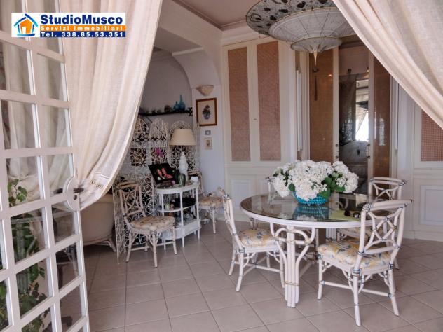 StudioMusco vende a Capri, su via Marina Piccola panoramicissimo appartamento indipendente. Con ampia terrazza panoramica, piccolo giardinetto, posto - Foto 9
