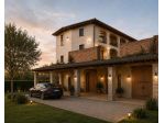 Cascina Storica da Ristrutturare con Ampio Giardino e Loggiati Coperti