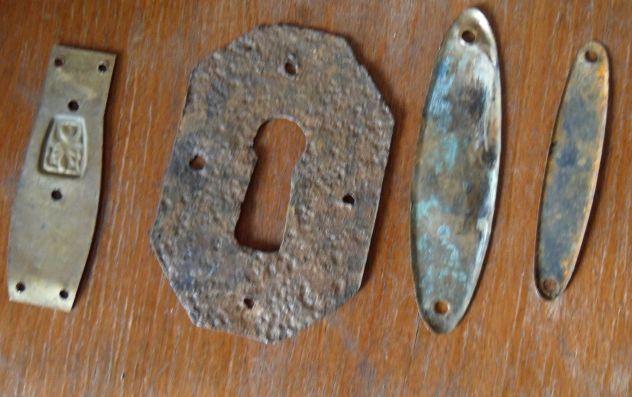 3 PIASTRINE + 1 BOCCHETTA IN FERRO E OTTONE STILE LIBERTY PER MOBILI VARI .- - Foto 2