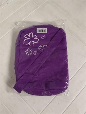 Vendo Beauty case in tessuto per giovani ragazze, cernierato, mai usato. Si preg