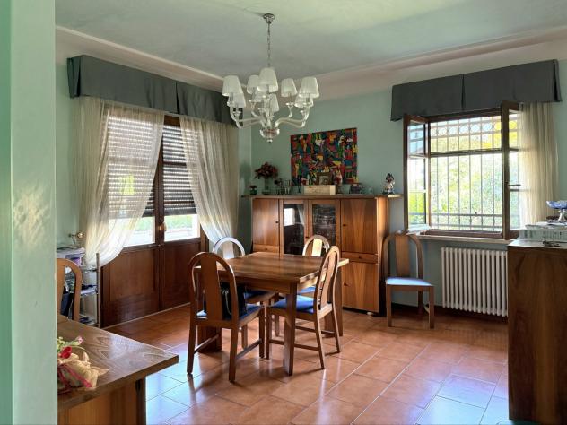 RONCHI, zona tranquilla e vicina al mare, villa su più livelli con ampio giardino su quattro lati. Al piano terra troviamo ingresso, salone, tinello, - Foto 8