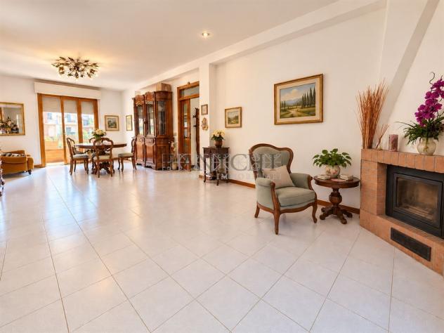 Appartamento spazioso, con balcone, garage e orto - Foto 6