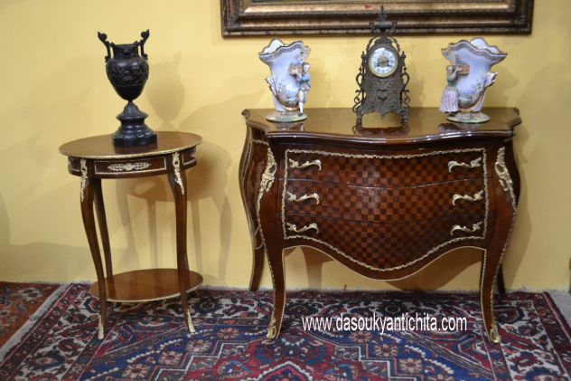 Comò bombato a tre cassetti stile Luigi XV intarsio a marqueterie