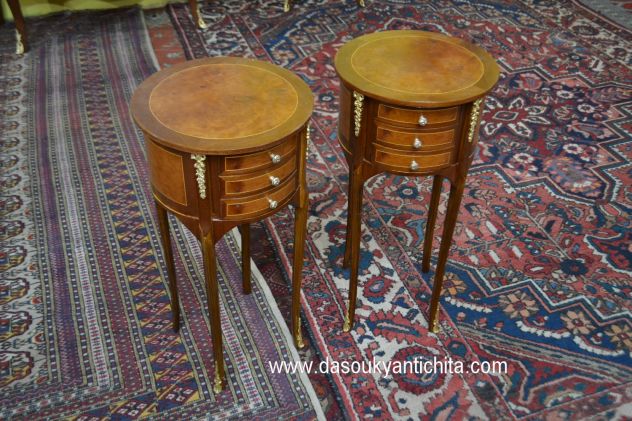 Coppia di tavolini-comodini tondi a tre cassetti stile Luigi XV - Foto 6